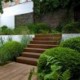 escalier en acier corten dans un jardin donnant sur une terrasse bois
