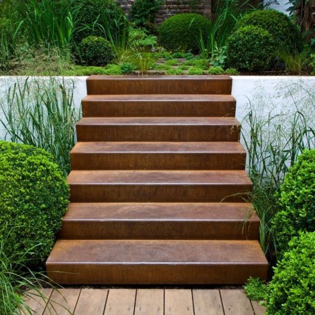escalier en acier corten dans un jardin vue de face